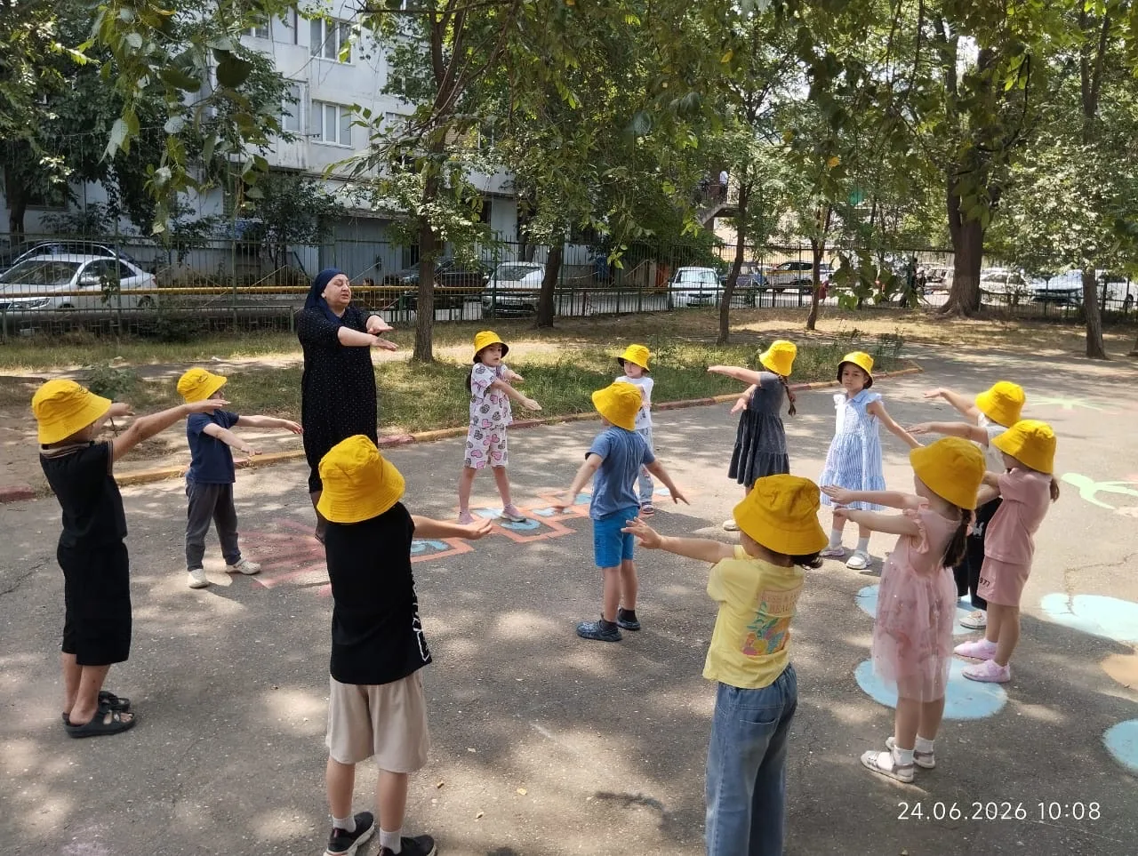 «Веселая зарядка»
Цель: Оздоровление организма посредством выполнения комплекса утренней гимнастики.