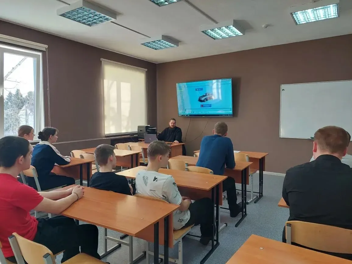 Продолжается образовательная программа Региональной инициативы "Каникулы в колледже", школьники вось