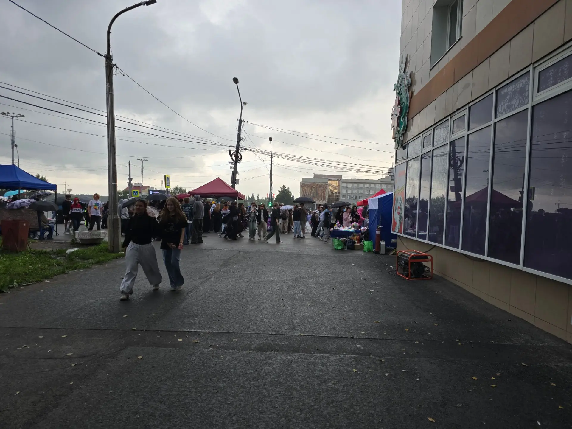 Никто не ждал, не предполагал: в центре города пошёл дождь, и зрители начали покидать п...