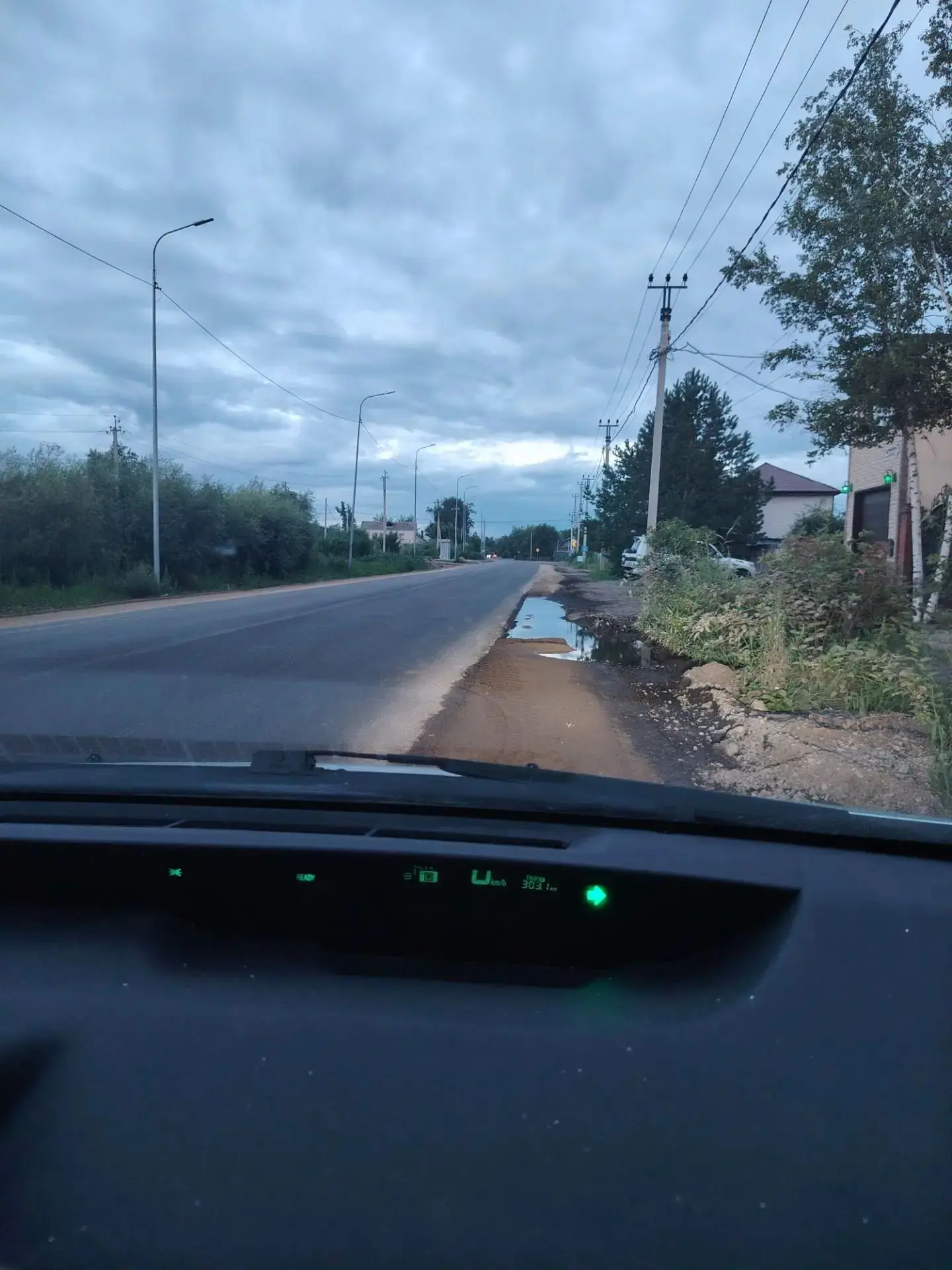 🚧 Жители «Пятой стройки» пожаловались на отсутствие тротуаров после реконструкции улицы Школьной

И