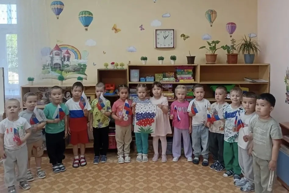 🇷🇺❤️ Мастерская «Солнышко»: «Букет России» засиял триколором!

В старшей группе «Солнышко» ☀️ сего