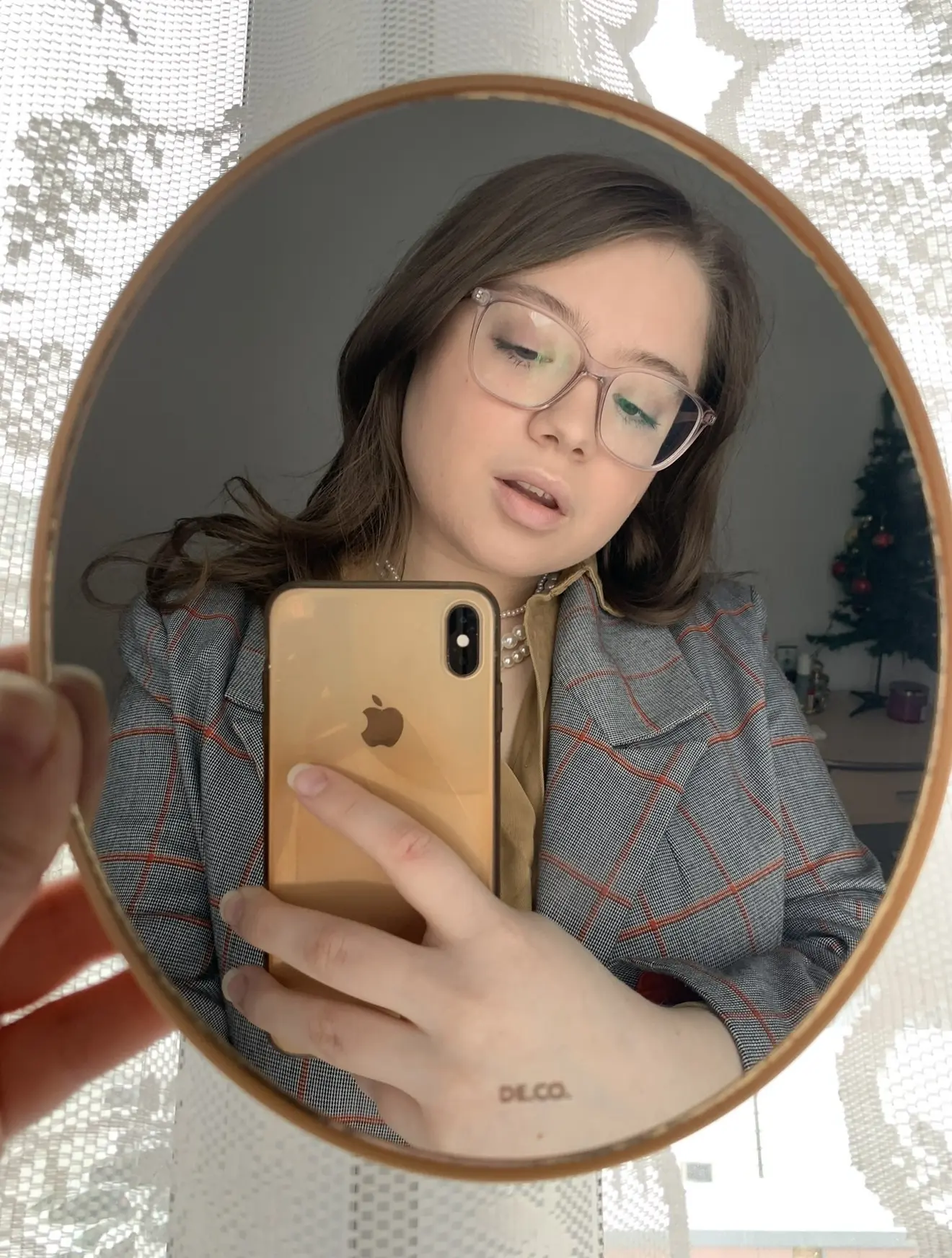 Попалась моя старая фотка, я не могу поверить, что это я 🙈

Такая темненькая и в очках еще
Другая в