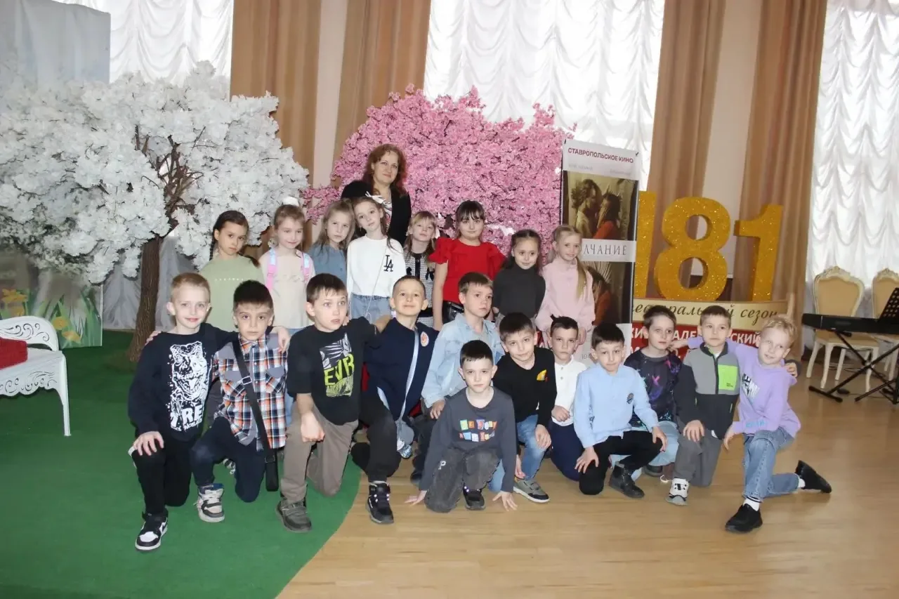 Сказочное приключение первоклашек в театре Лермонтова! 🎭✨  20 марта наши обучающиеся 1 "В" класса ок