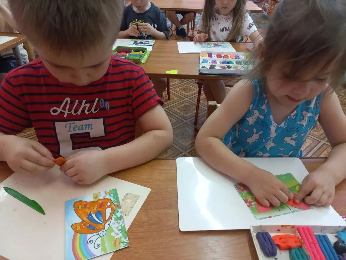 🎨Ребята дошкольного отделения "Ладушки" завершили творческий путь в мире пластилинографии! Прошло за