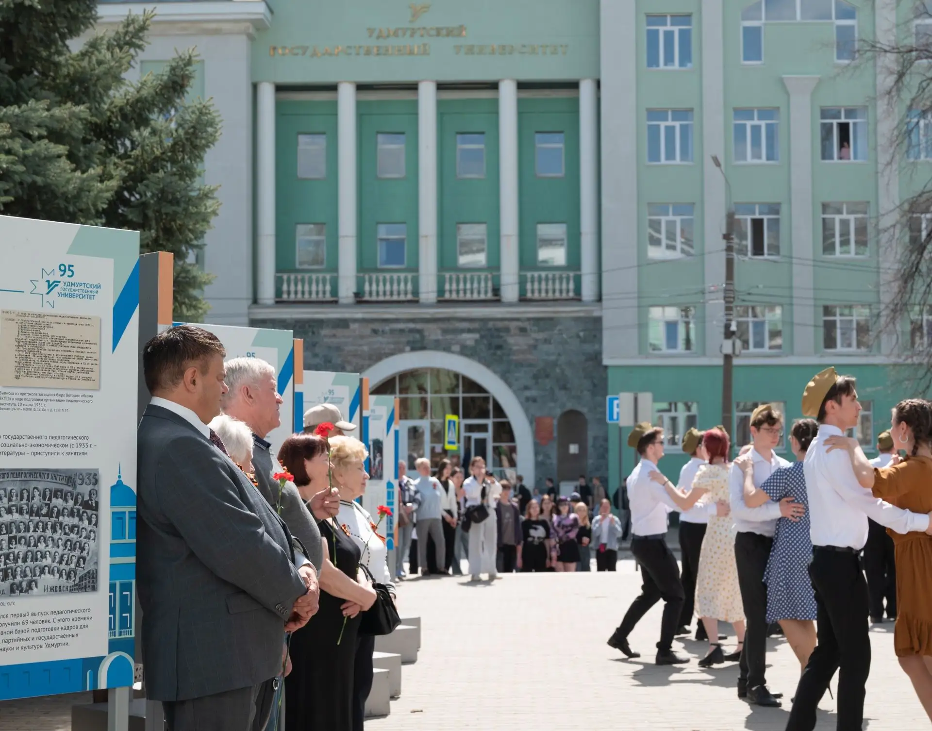 Победный май в УдГУ   Сегодня сквер у памятника Пушкину превратился в масштабную интерактивную площа