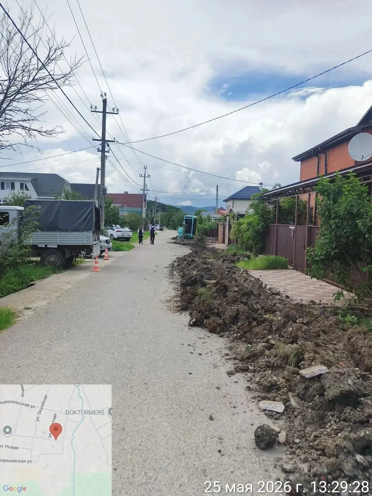 🚰 В Горячем Ключе начались работы по замене старого водовода на улице Советской.  Сегодня специалист