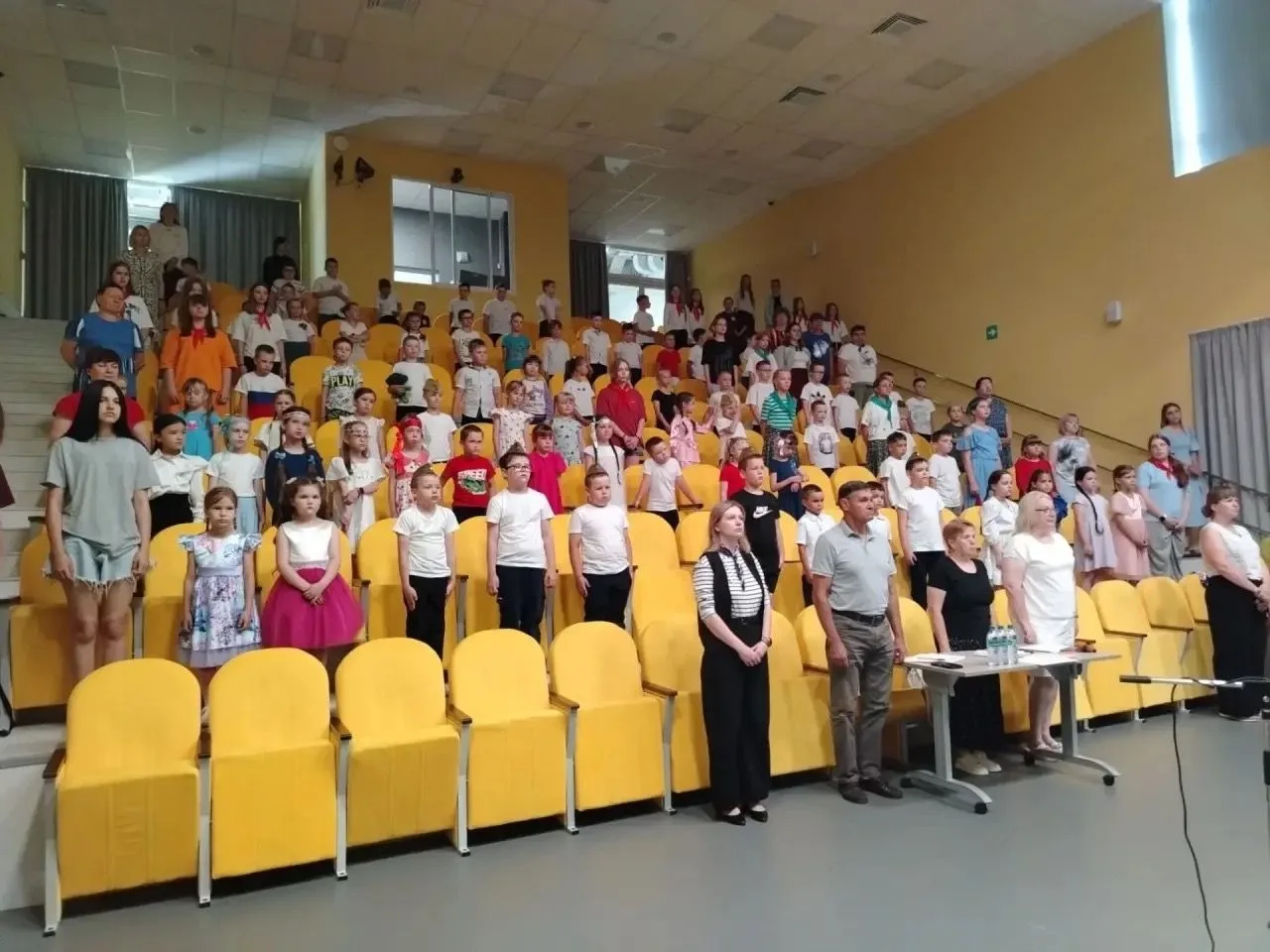 22 июня наш экспресс сделал остановку на станции «Долг и Память»

Пассажиры не просто вышли на перро