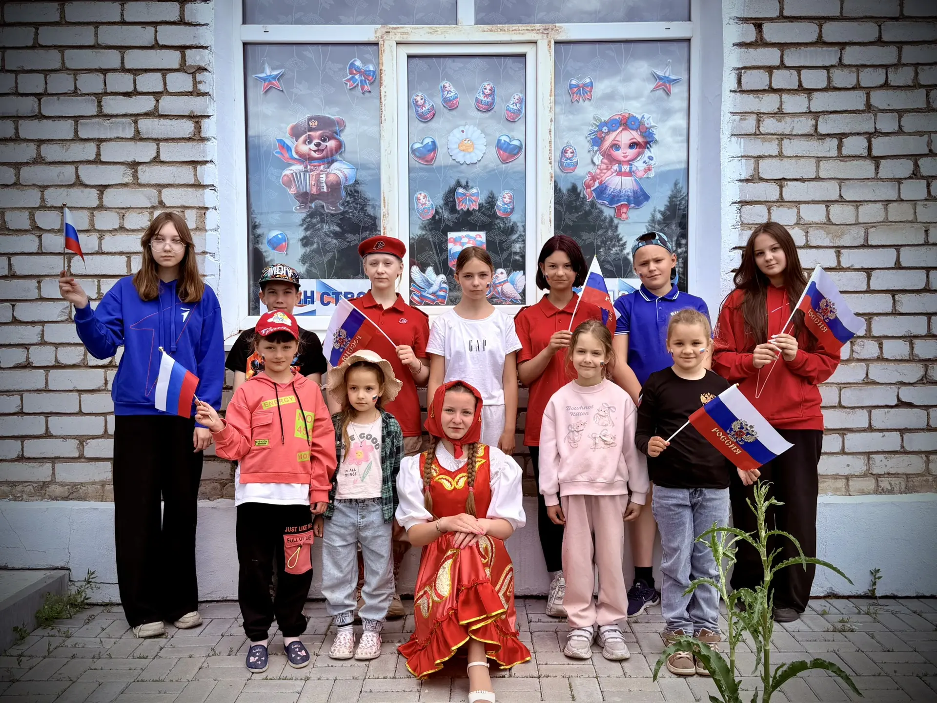 Когда школьный двор становится домом: наша акция «Окна России» 🖼️🏫

Есть места, которые навсегда о