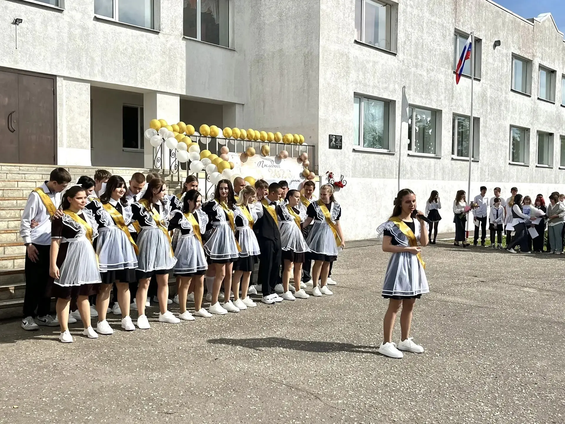 Сегодня особенный день для тысяч школьников по всей стране – прозвенел последний звонок...