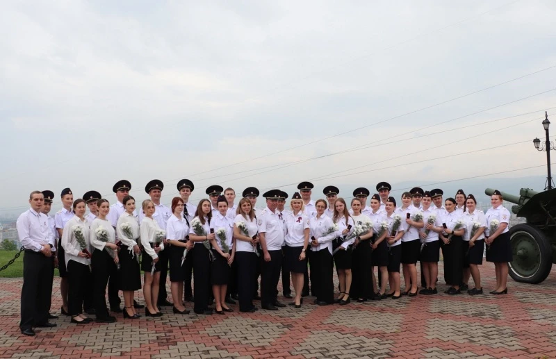 🇷🇺 🤍В День России красноярские полицейские провели торжественную церемонию на Караульной горе у ч