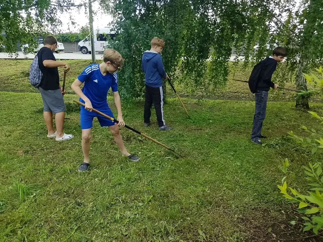 Третий день на благоустройстве общественных мест города. 

Ребята продолжают убирать траву, чтобы на