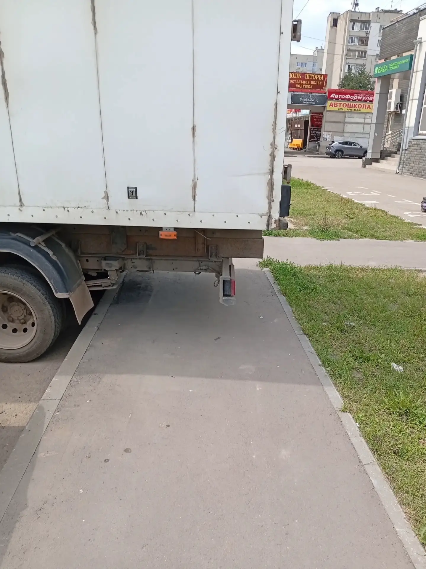 Почему газелисты не думают о людях? Закрыл тротуар.