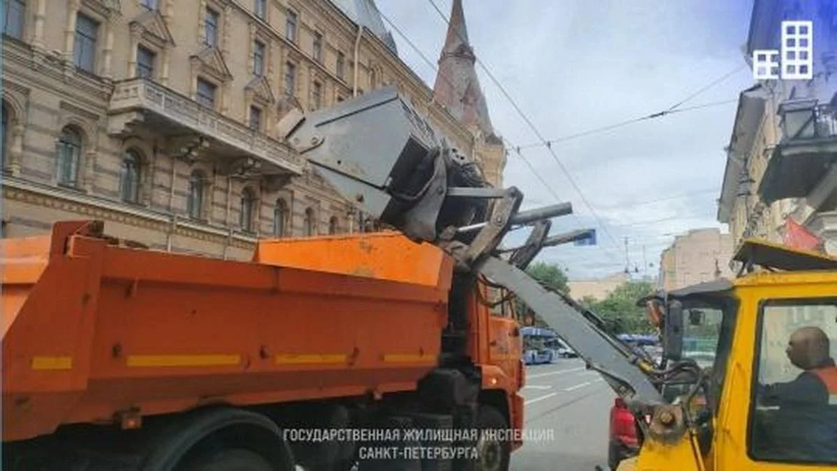 В центре Петербурга в июне прошли зимние учения коммунальщиков.

На Кирочной улице службы отрабатыва
