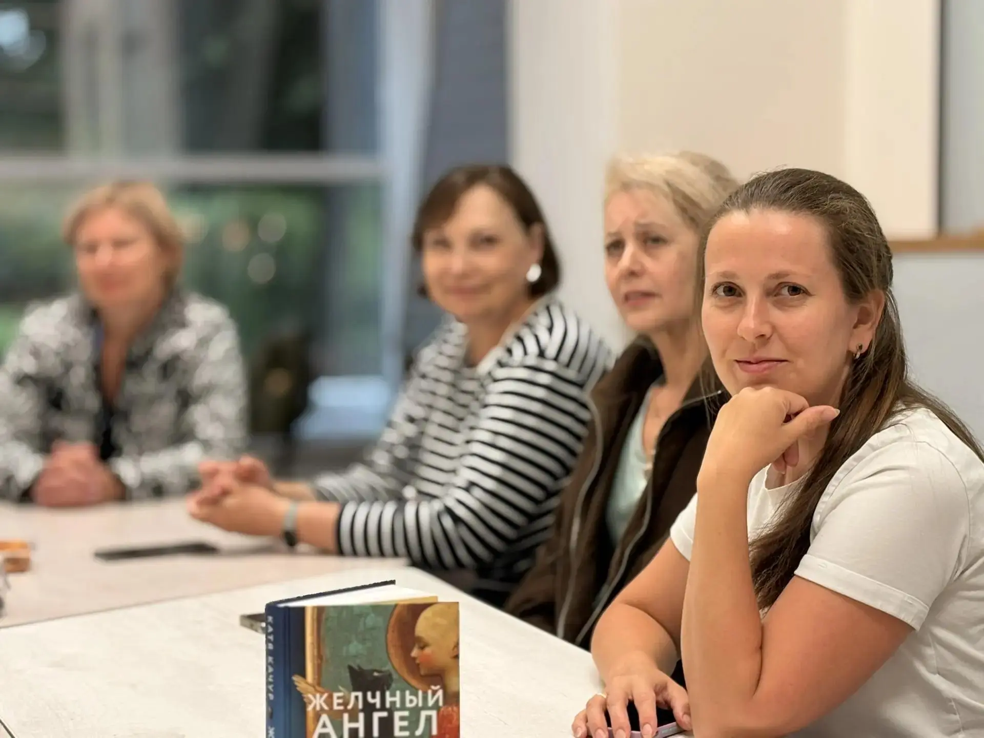 🎉 Встреча книжного клуба «#ЧИТАЕМВМЕСТЕ» в Чеховской Центральной библиотеке! 

📚 Любители литерату