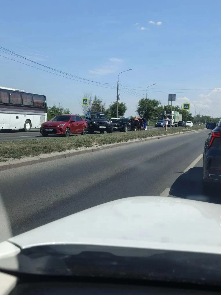 ДТП на остановке «Гостиница Мираж» в Красноармейском районе.

Примерно час назад на остановке «Гости