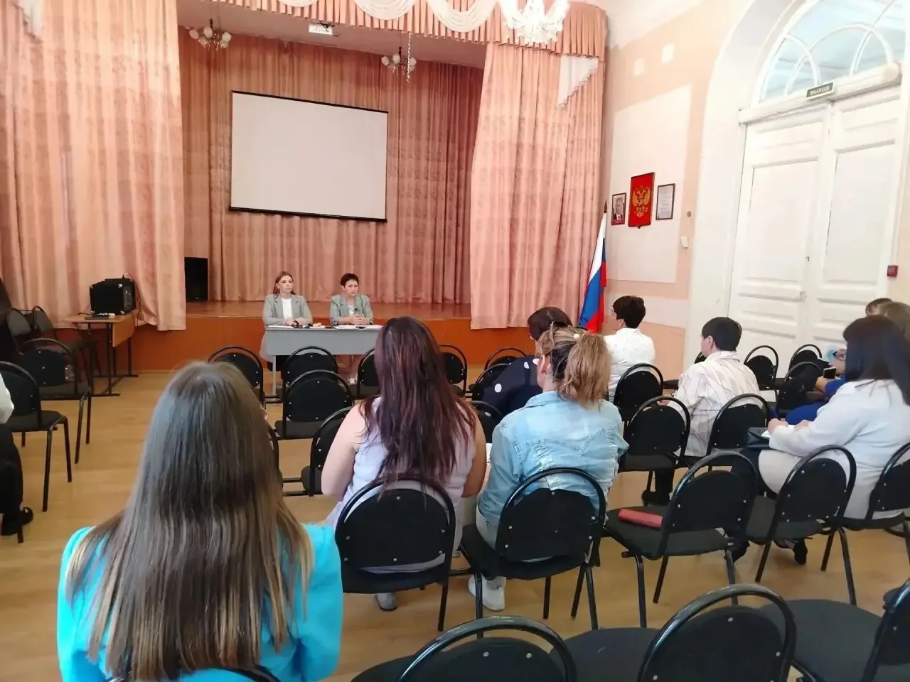 Комплексный подход к безопасности: площадка по профилактике объединила специалистов обр...