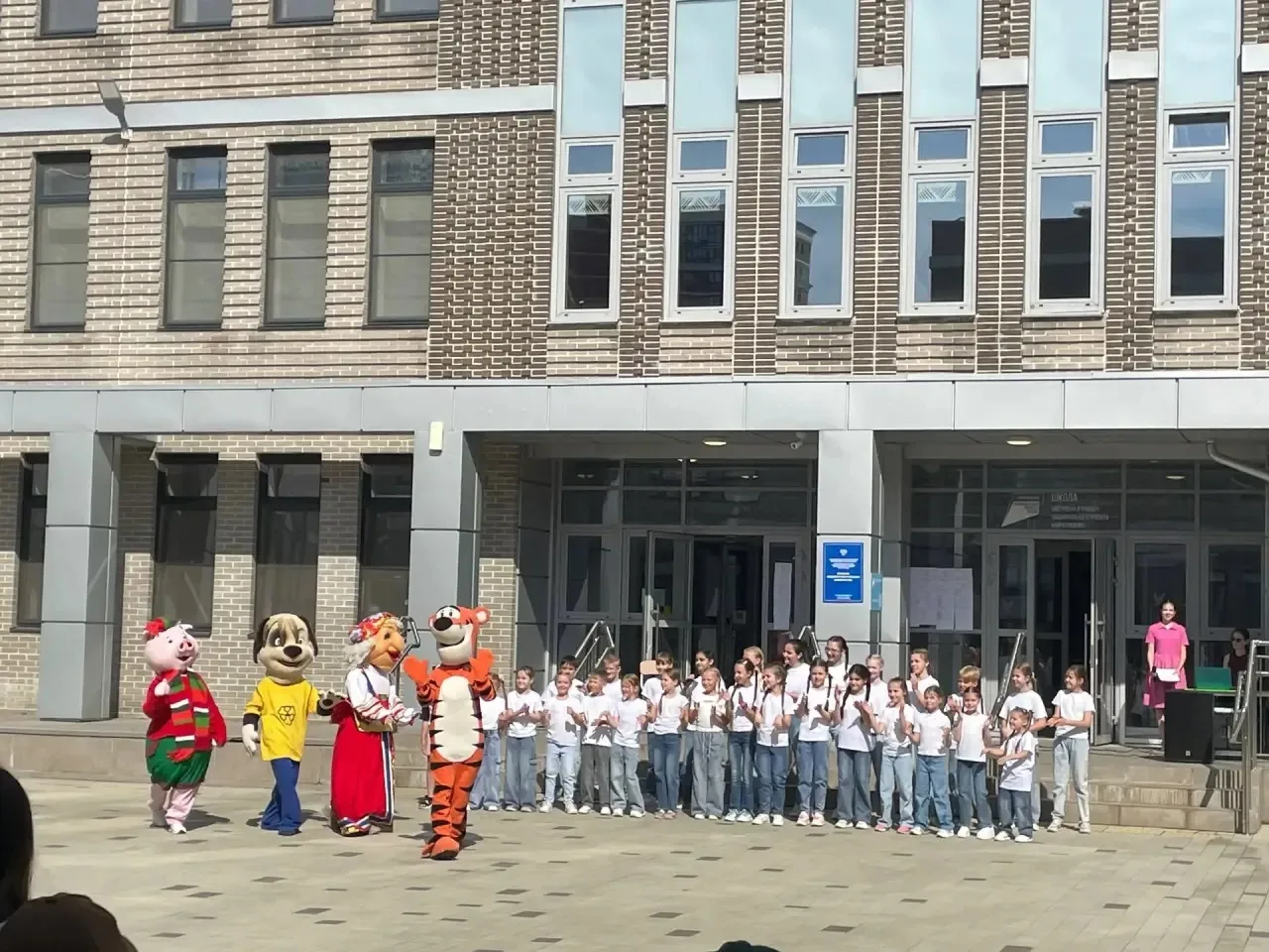 В нашей школе прошло открытие школьного лагеря «Разноцветные ладошки»! ☀️🌈

Сегодня состоялась торж