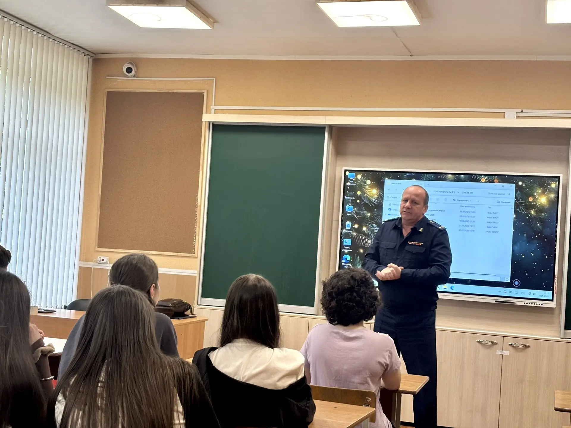 День пограничника🪖

Идет уже второй день нашего трудового лагеря. Сегодня к ребятам пришел представ