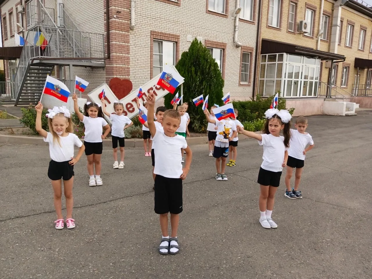 🎉 Поздравляем всех друзей и подписчиков с Днём Государственного флага Российской Федер...