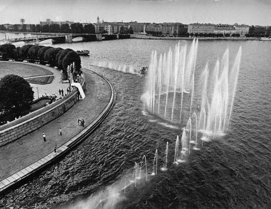 1980.Фонтаны на стрелке Васильевского острова.
