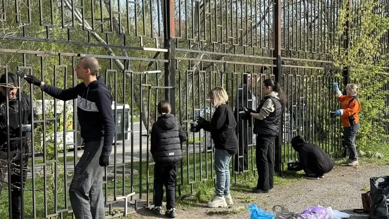 🌿ГОРОДСКОЙ СУББОТНИК🌿  Сегодня в нашей школе прошел первый весенний городской субботник☀️  🌺Весна — 