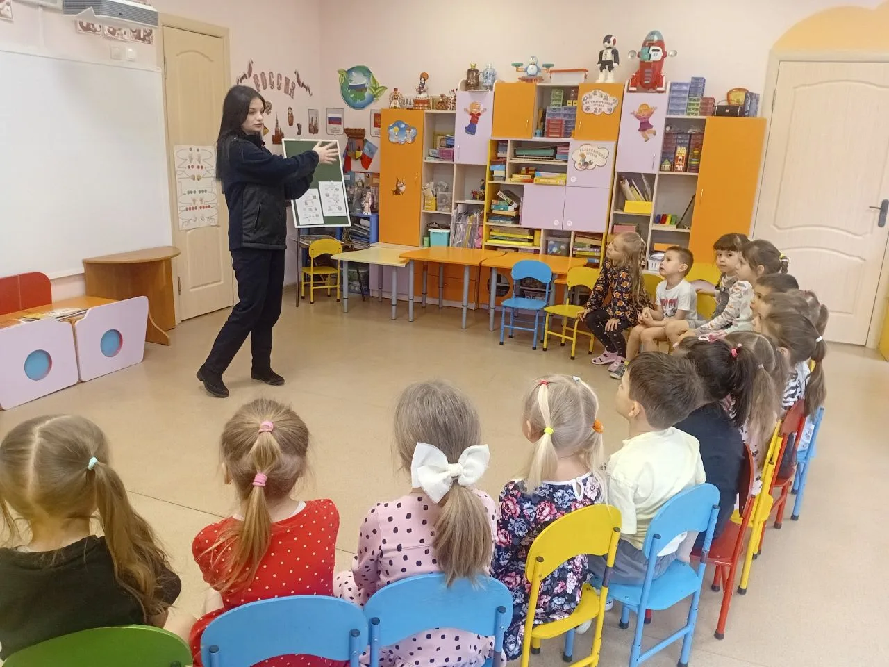 В подготовительной и старшей группах сотрудники ГИБДД провели беседы. Они напомнили о п...