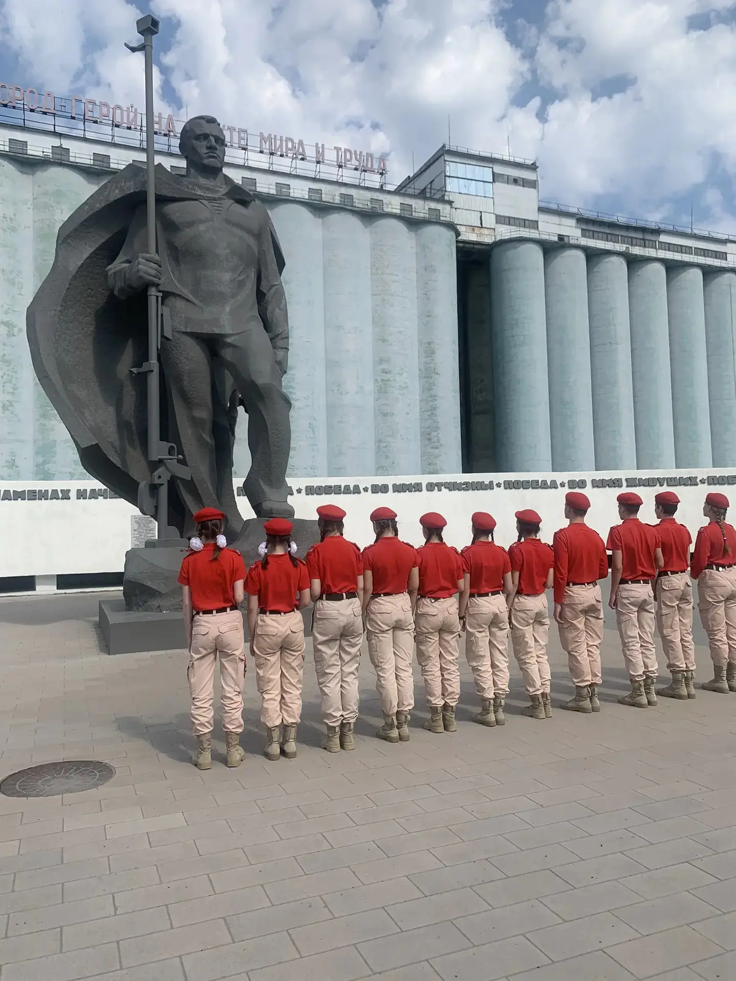 Юнармейцы отряда «Ворошиловский стрелок» приняли участие в районной акции «Цветы на граните» В рамка