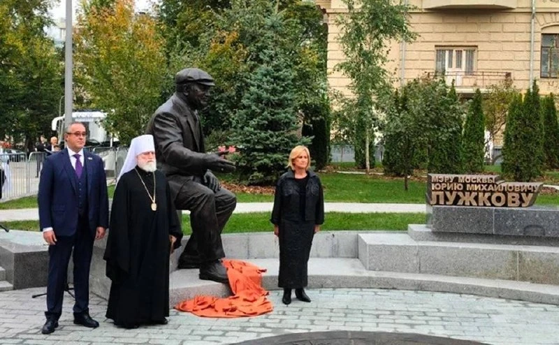 🫡 В Москве появился памятник бывшему мэру столицы Юрию Лужкову