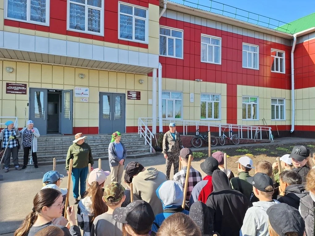📌Сегодня в нашей школе прошел ежегодный традиционный субботник по уборке пришкольной т...