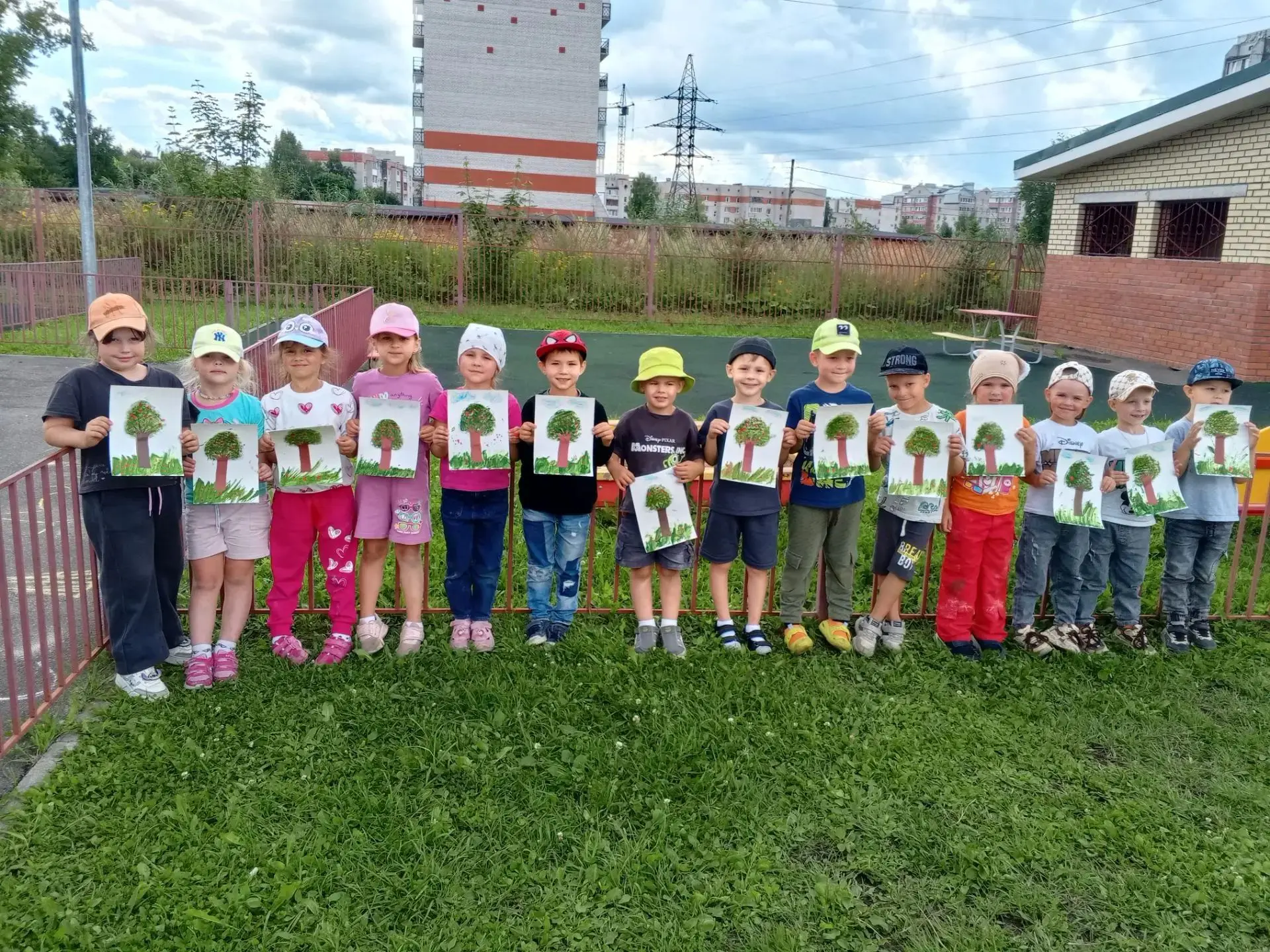 🍏 Арт-эксперимент в нашей группе: рисуем яблоню зубной щеткой, деревянной палочкой, пупырчатой плён