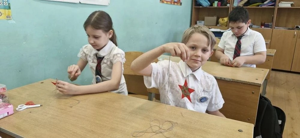 Учащиеся 2Г класса на уроке труда делали обереги- сувениры для участников СВО. Эти маленькие обереги