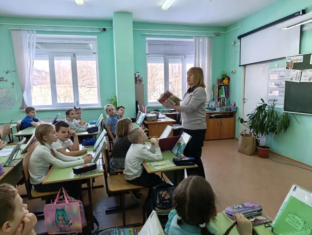 ВРЕМЯ  ЧИТАТЬ  КНИГИ 17 марта во 2 «В» классе прошло мероприятие, посвященное 90-летию издания книги