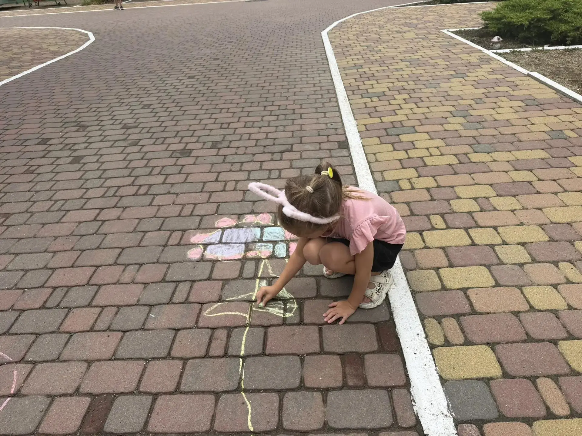 Лето, мелки и миллион идей☀️. Вот так вечело прошел "День рисования на асфальте"!❤️
Асфальт стал хол