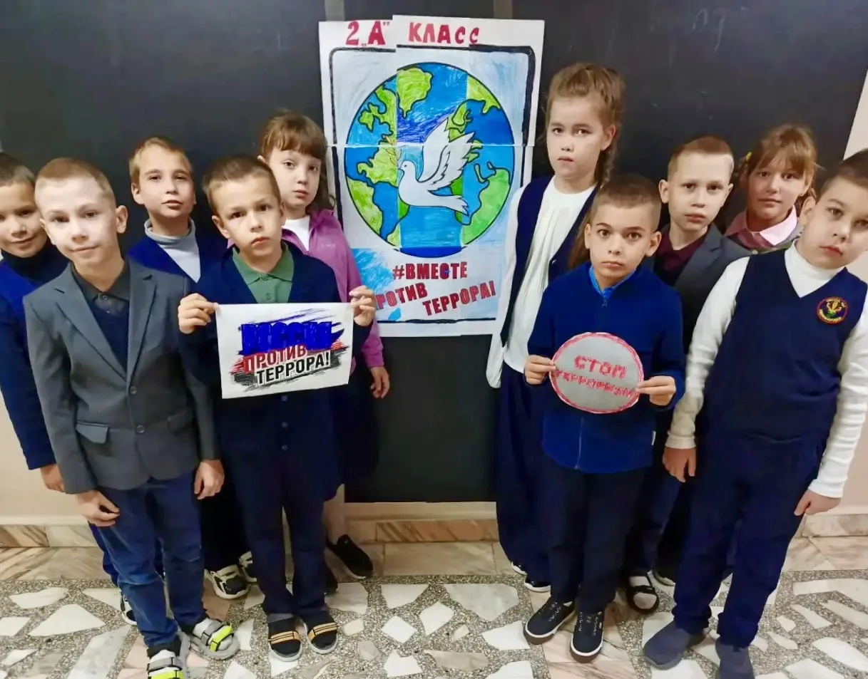 🕊️ В 2а и 2б классах прошёл классный час «День памяти и солидарности: помним о Беслане».
