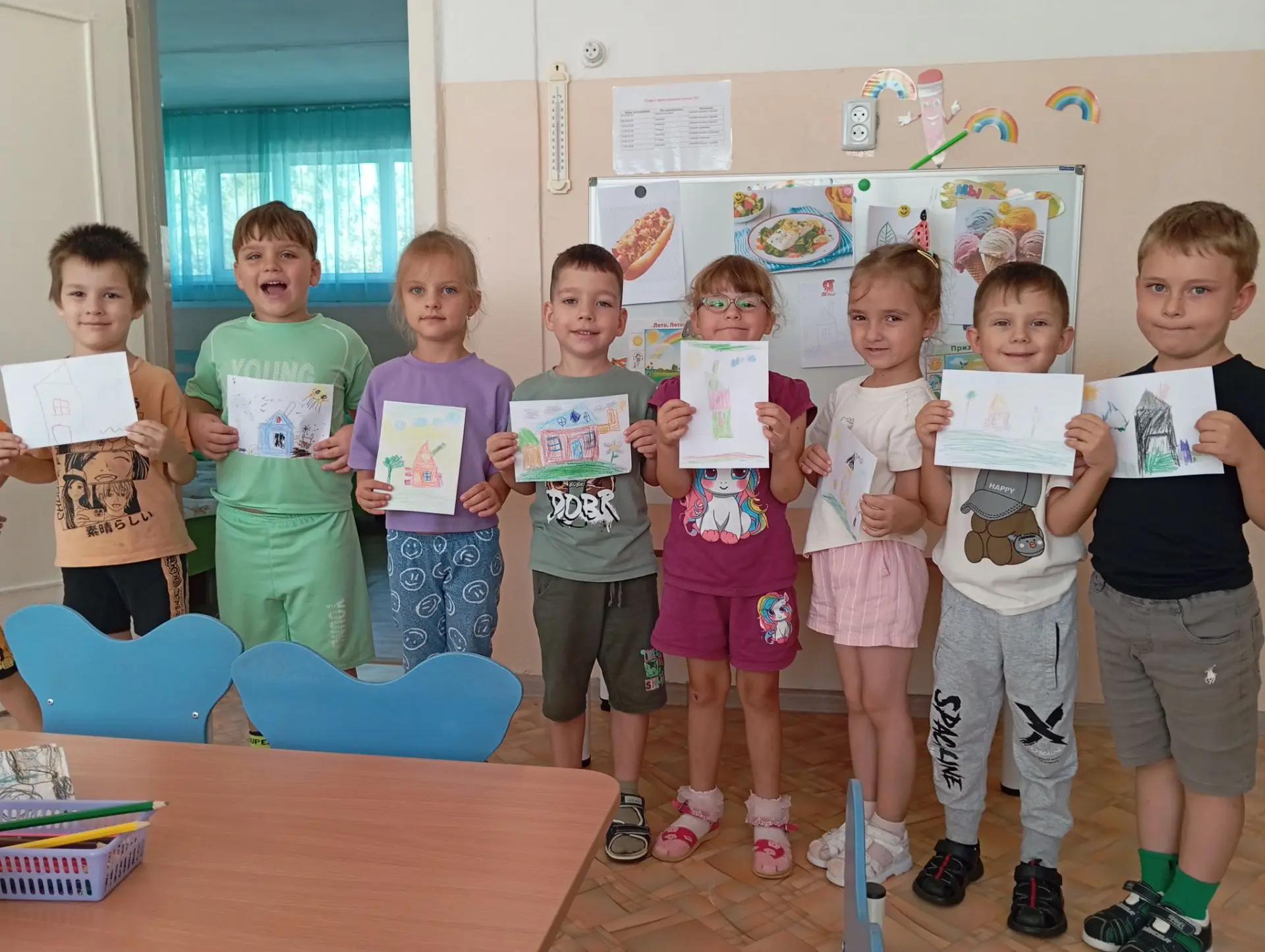 Дети , 3группы "Жемчужинка" увлечённо рисовали на тему "Дом, в котором я живу"