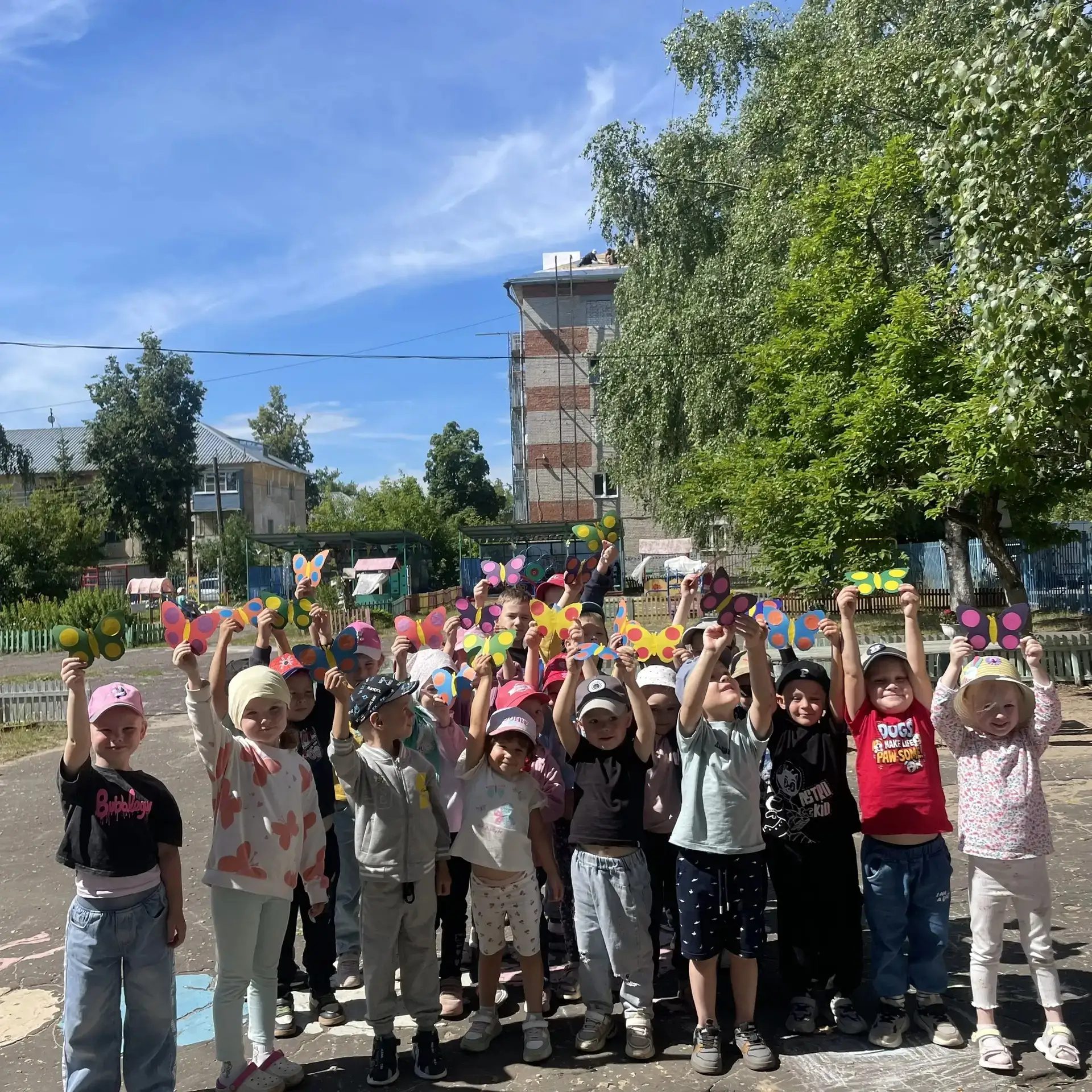На лесной полянке чудо –
На цветочках бантики,
Это бабочки расселись
Как цветные фантики.
Г.Ряскина
