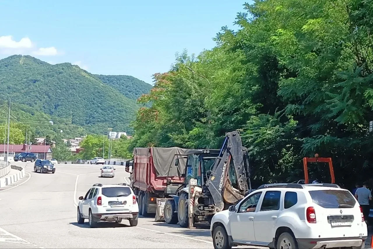 🚧 В Туапсе завершают ремонт одного из самых востребованных тротуаров