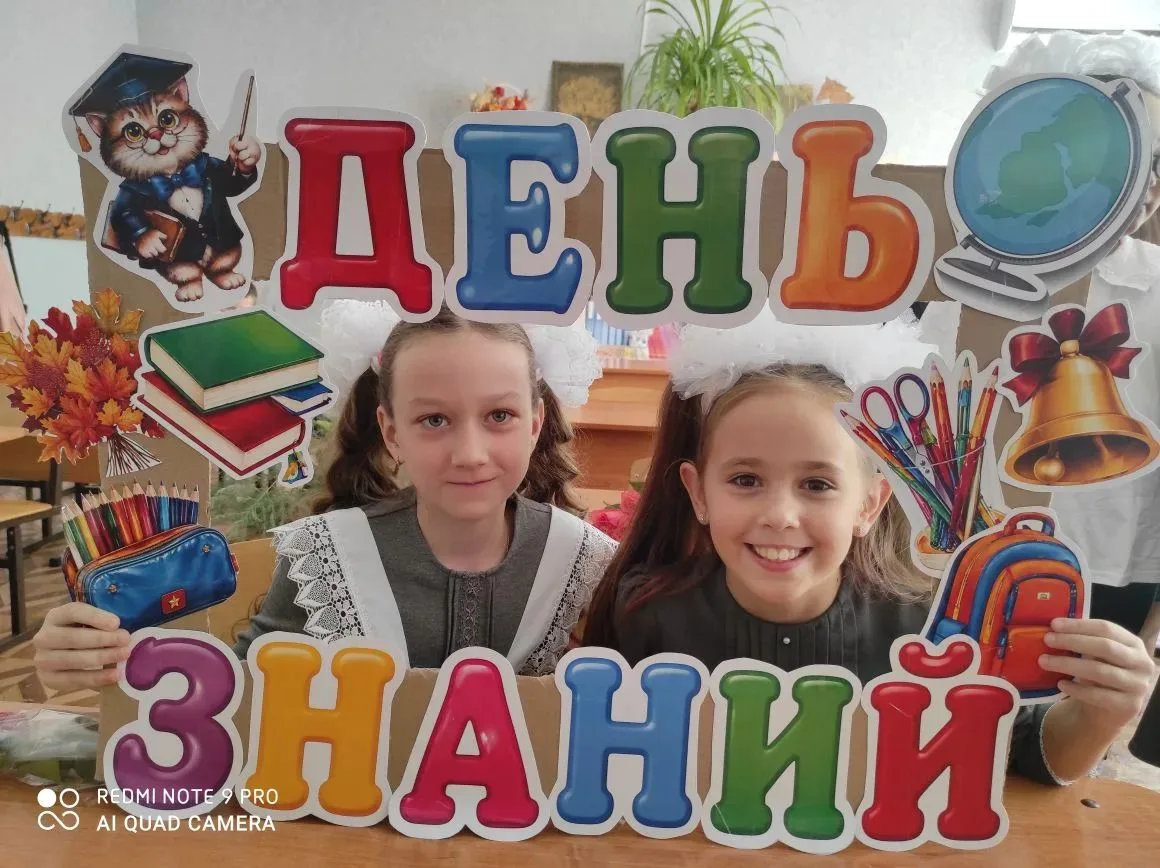 Сегодня мы официально открыли новый учебный год. Линейка, цветы, улыбки и капелька грус...