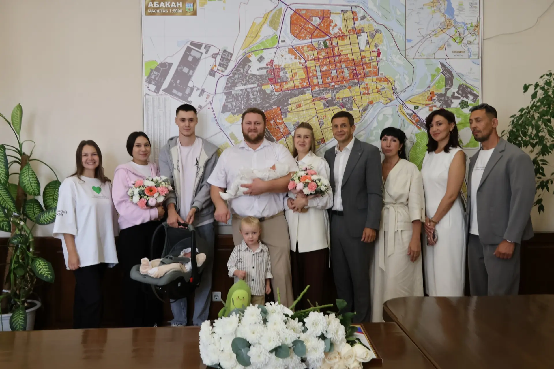 Сегодня поздравил две семьи с рождением дочерей в День города. Этой традиции – нескольк...