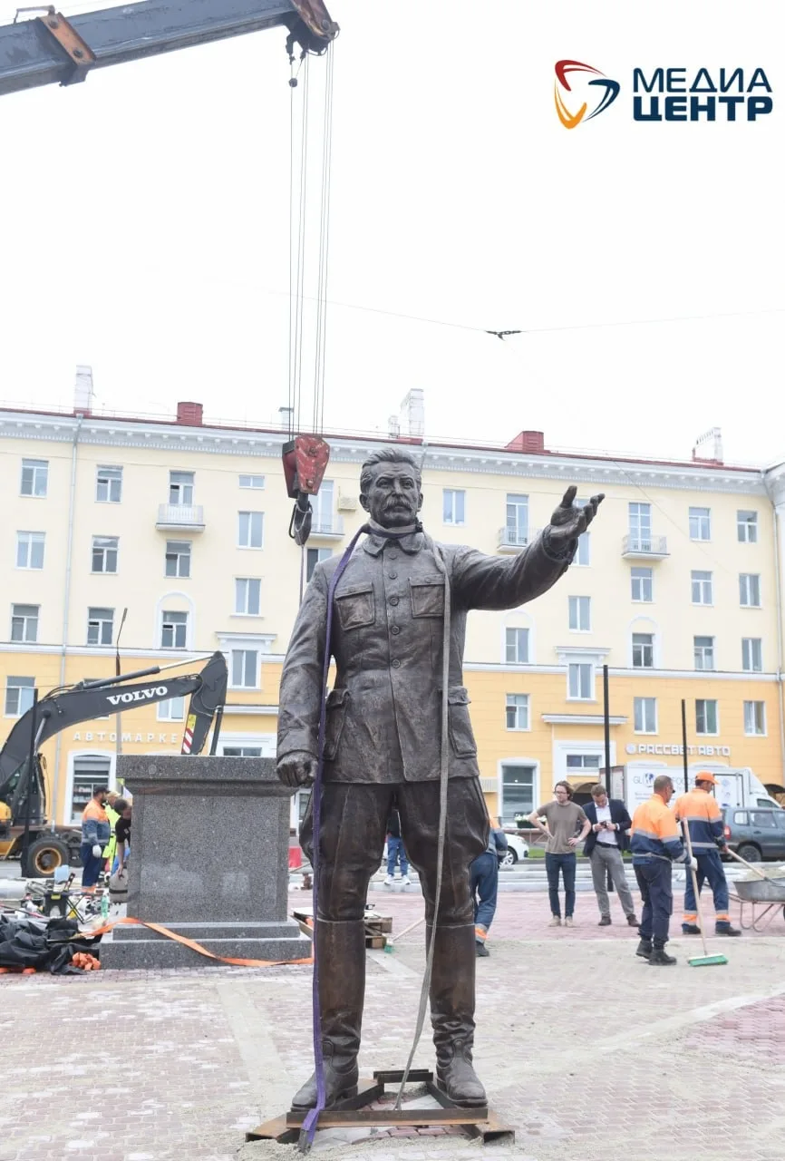 #прямосейчас в Череповце выгружают фигуры Иосифа Сталина и Ивана Бардина. А еще розы и ...
