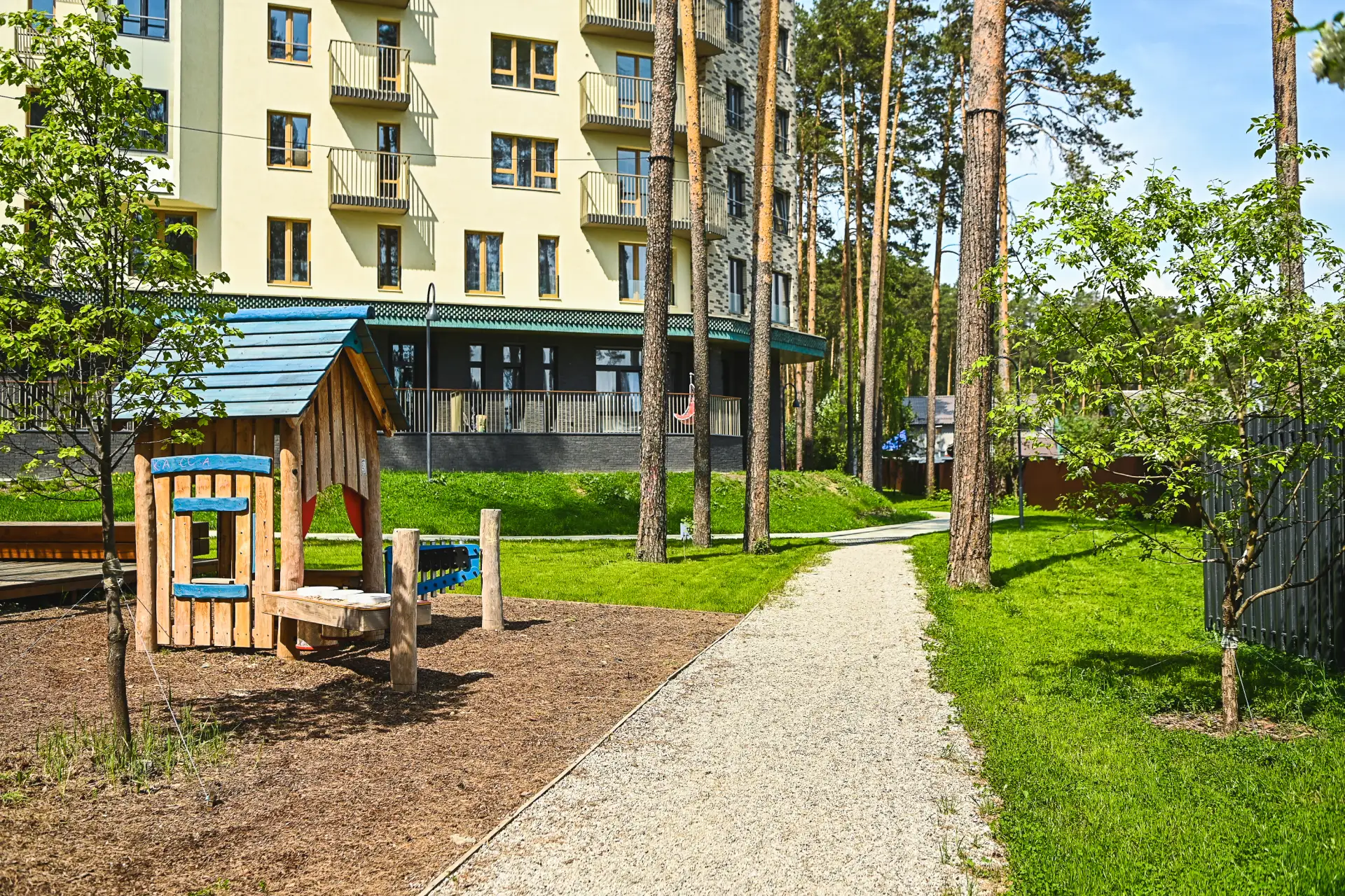 Отдыхать на солнце, наслаждаться ароматом хвои и слушать пение птиц вместо рева моторов автомобилей 