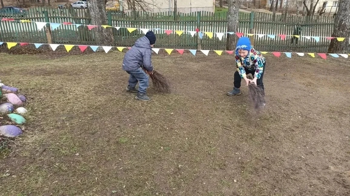 💥Весёлый субботник в корпусе центра развития ребенка п. Хмельники 👍  ☘️Вместе дружно мы пойдём Травк
