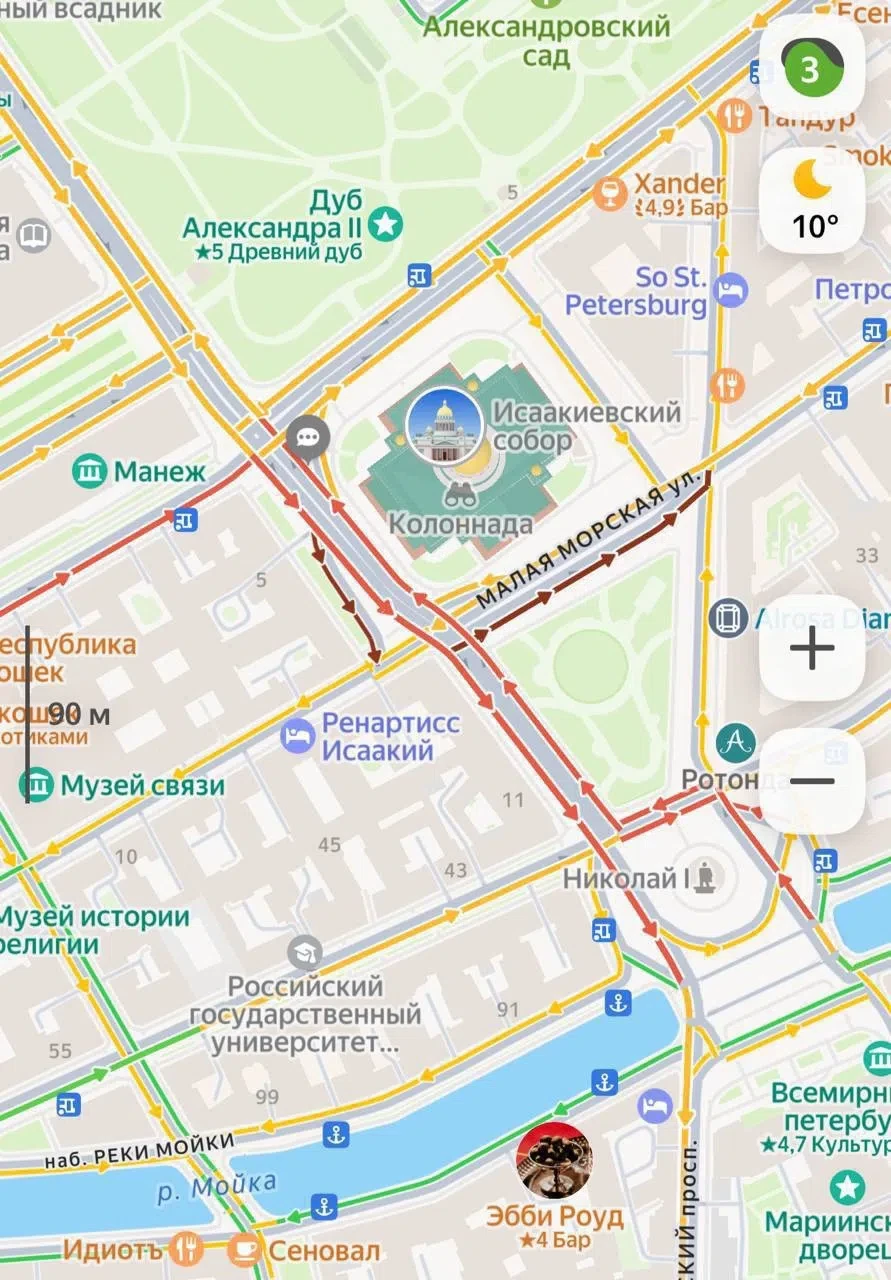 Из-за пожара транспорт остановился у Исаакиевской площади из-за пожара, движение ограни...