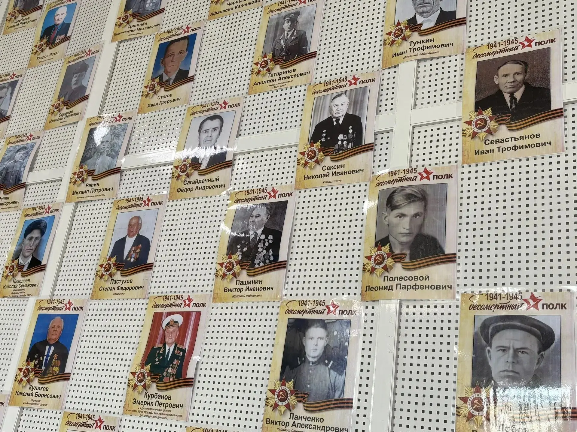 Мы открыли Аллею памяти Бессмертного полка. И это — наша общая история. 🕯️В нашей школе открылась со