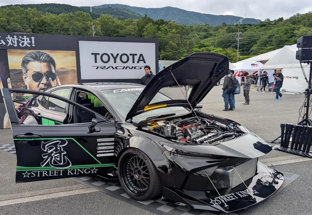 👀 Toyota сделала 7-цилиндровую и заднеприводную Camry. Но зачем...