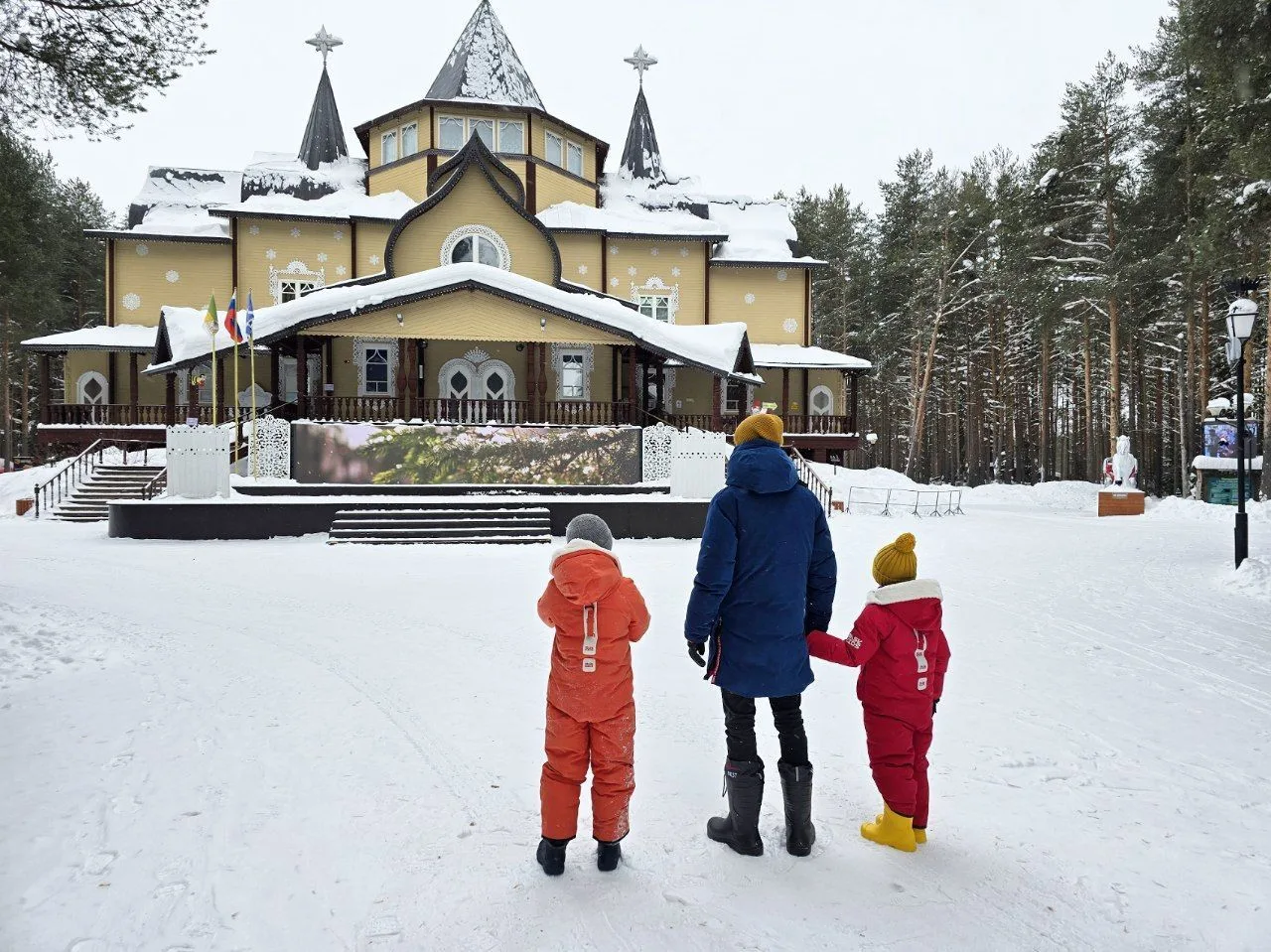 Ура, мы приехали на Вотчину Деда Мороза! 🎄 Встречу с самим Дедом Морозом решили оставить на чуть поз