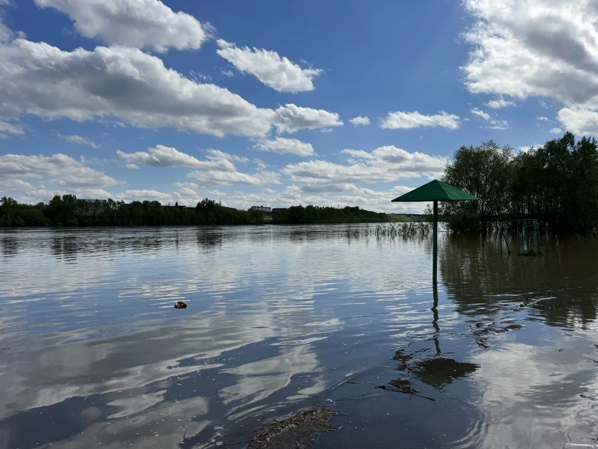 Уважаемые бийчане!   📍По состоянию на 13.05.2026 уровень воды в реке Бия в районе города составляет 