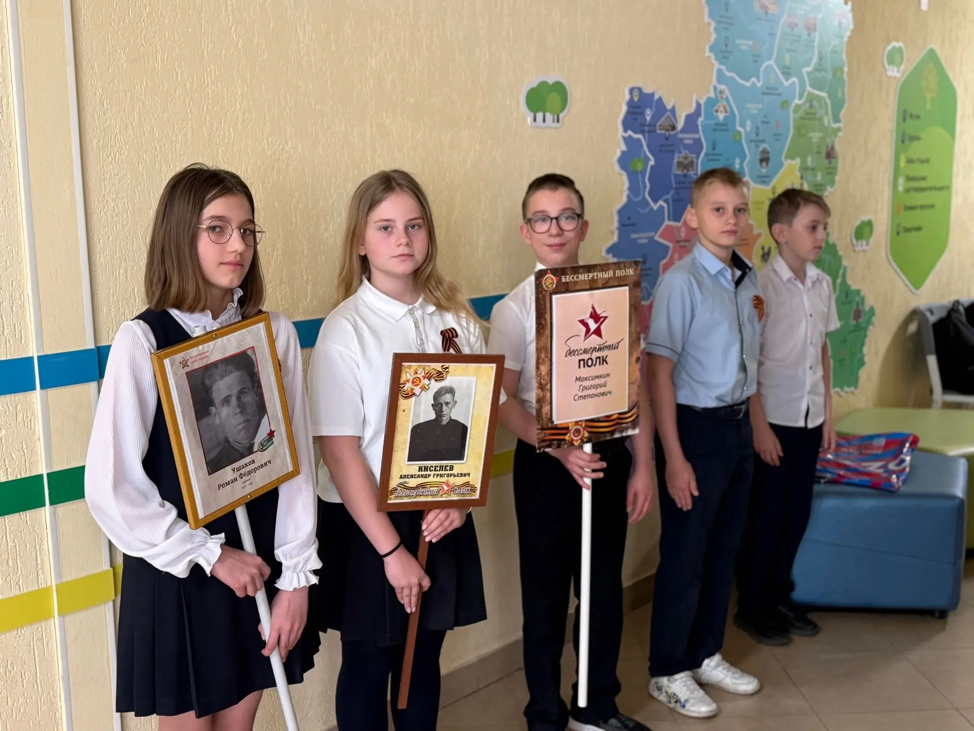 Бессмертный полк прямо в школьных коридорах 🕊❤ Сегодня наша школа превратилась в один огромный общий