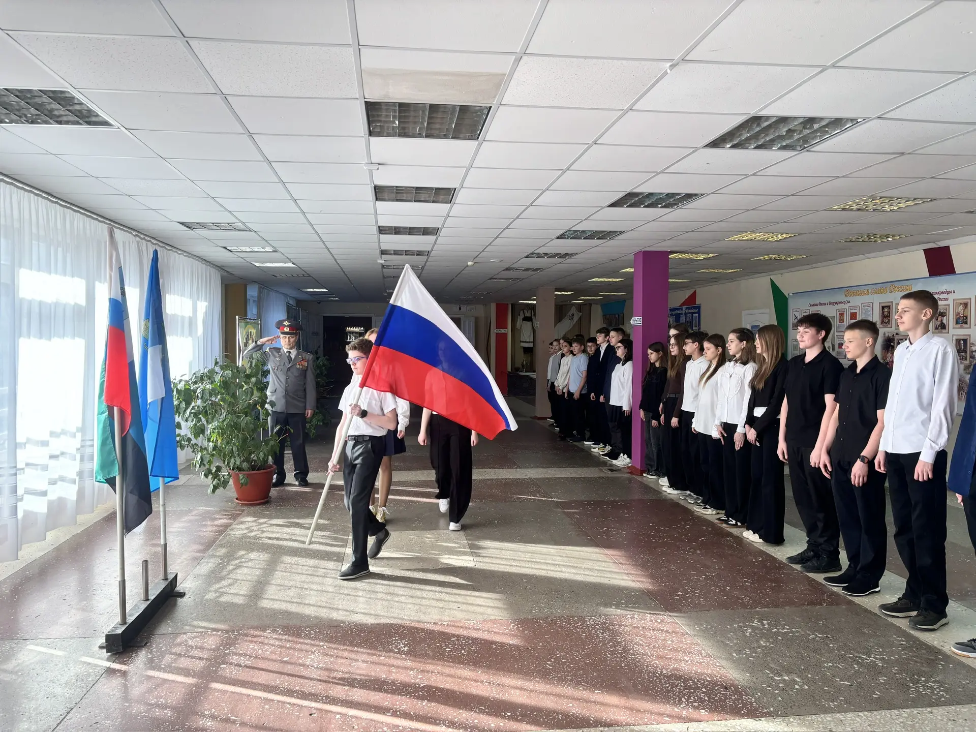 Сегодня в нашей школе прошла традиционная еженедельная линейка с подъёмом государственного флага 🇷🇺 