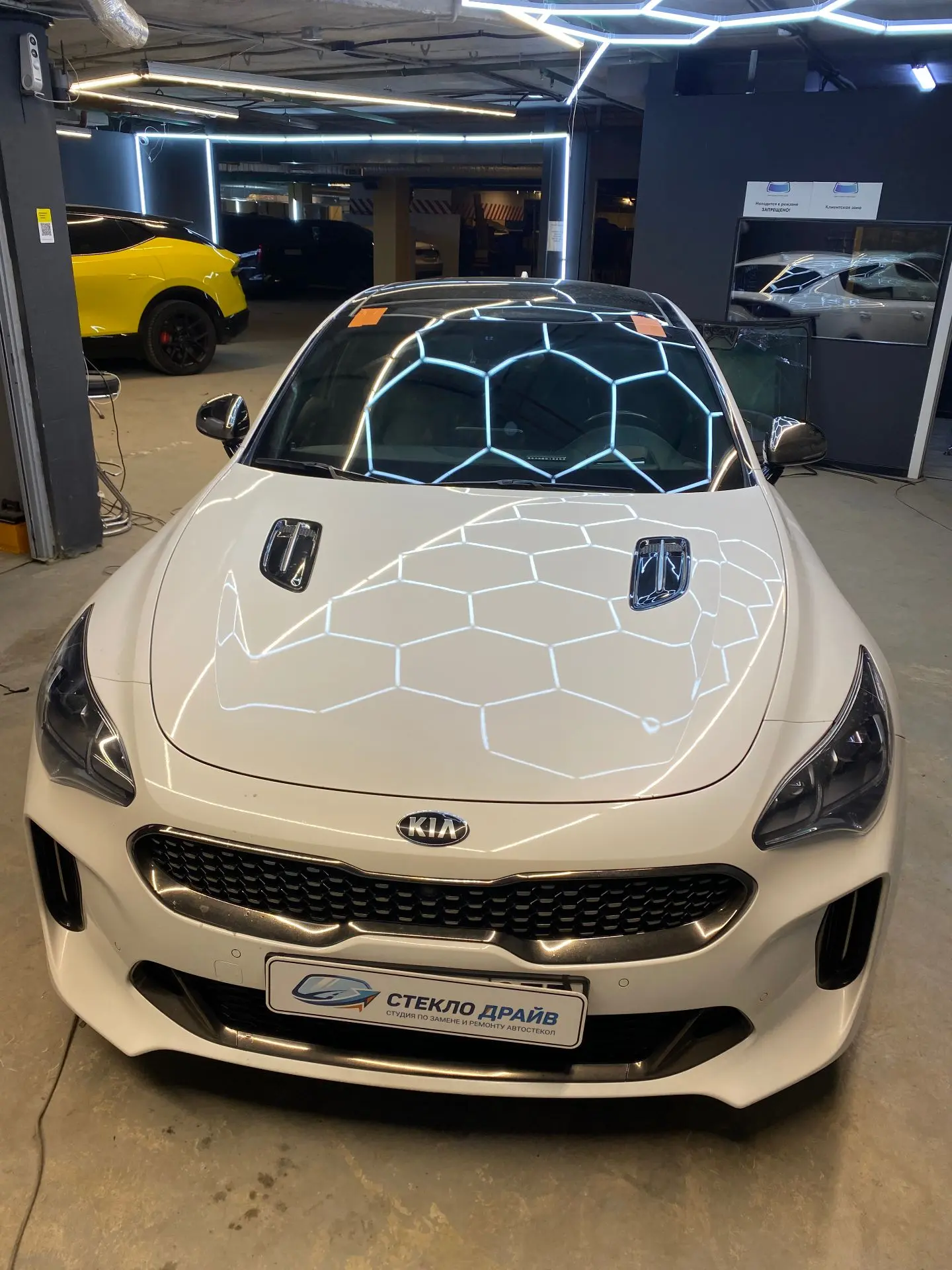 KIA Stinger: когда стекло «дышит» ветром 🌬️🔧

Cегодня к нам приехал яркий спорт‑седан KIA Stinger.